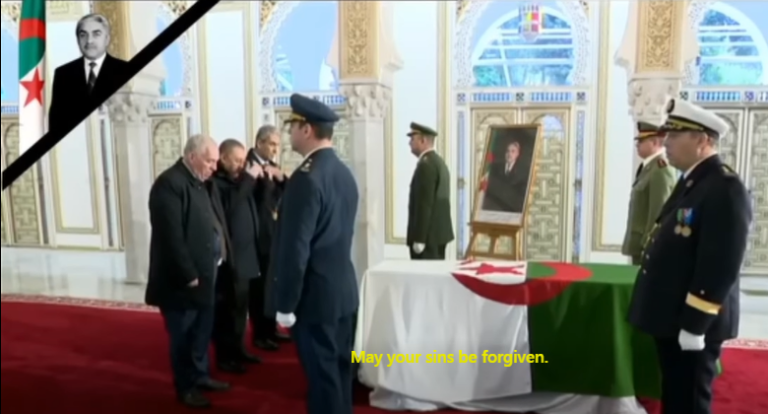 وزير المجاهدين وذوي الحقوق البروفيسور عبد المالك تاشريفت يلقي النظرة الأخيرة على جثمان رئيس الجمهورية الأسبق، المجاهد السيد اليمين زروال، بقصر الشعب مترحّمًا على روحه الطاهرة.
