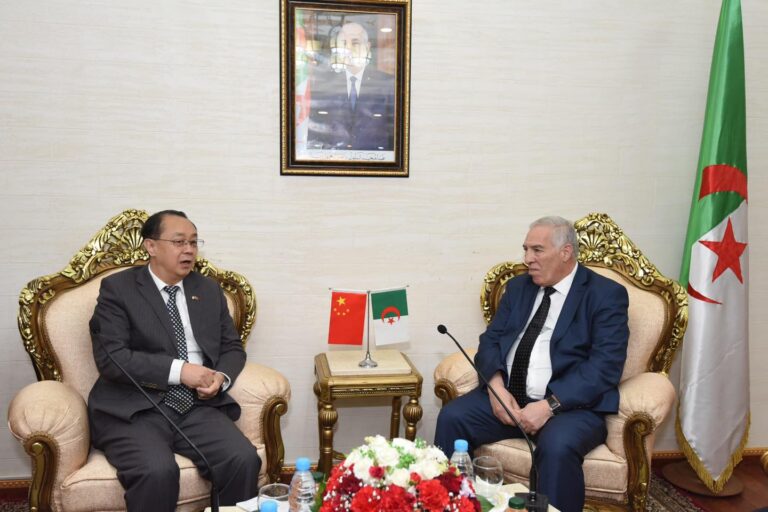 تعزيز التعاون الجزائري الصيني: وزير المجاهدين وذوي الحقوق يستقبل سفير الصين بالجزائر