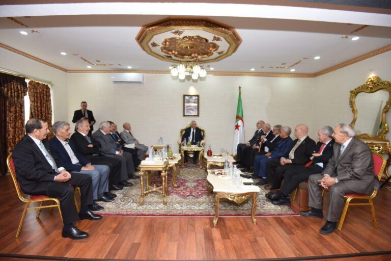 وزارة المجاهدين تُكرّم المجاهد الطيار محند الطاهر بوزغوب بمناسبة صدور كتابه “مسارات إلى سماء الحرية”
