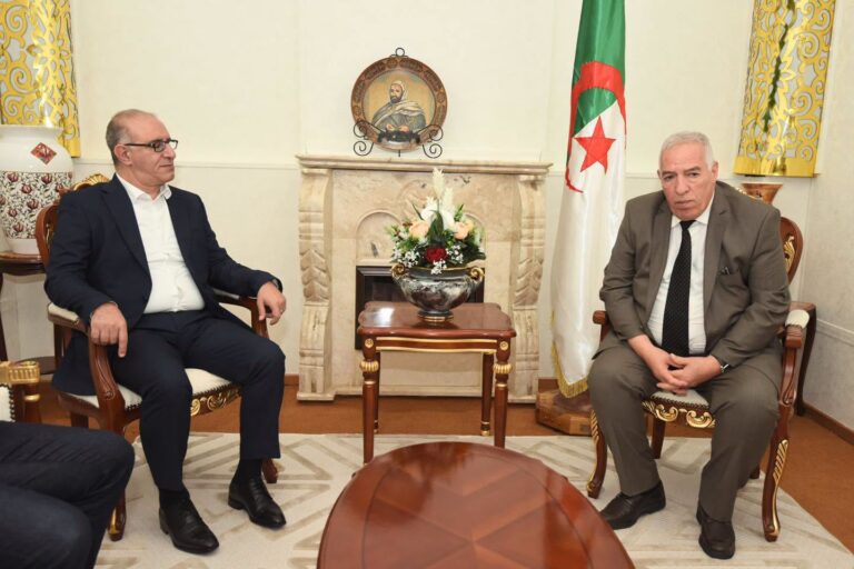 وزارة المجاهدين تسلّم رصيدًا وثائقيًا للتلفزيون الجزائري لتعزيز الذاكرة الوطنية الجزائرية