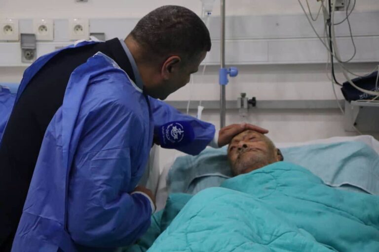 وزير المجاهدين وذوي الحقوق يوفد رئيس الديوان بالنيابة للاطمئنان على صحة المجاهد شرفي معمر بعنابة