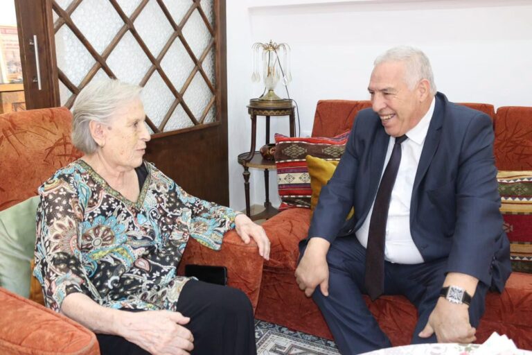 وزير المجاهدين وذوي الحقوق يزور المجاهدة زهية خرف الله للاطمئنان على صحتها